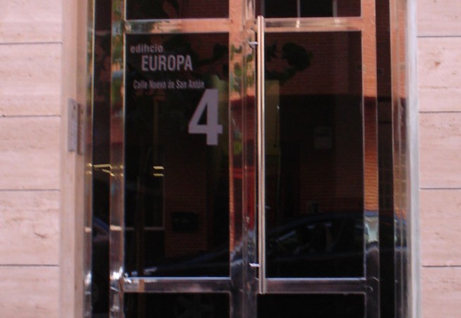 puerta entrada edificio acero inoxidable
