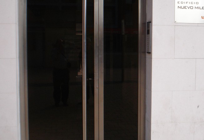 puerta entrada comunidad acero inoxidable